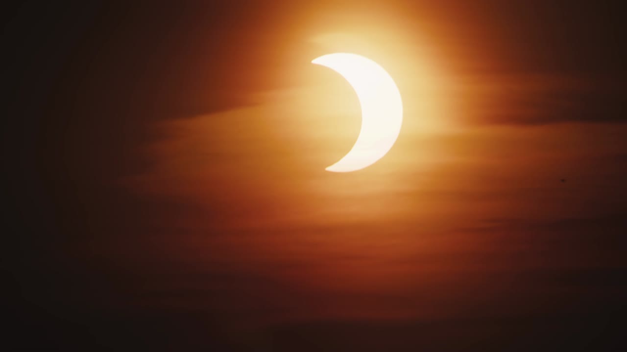 el eclipse solar del "anillo de fuego" visto desde canadá.