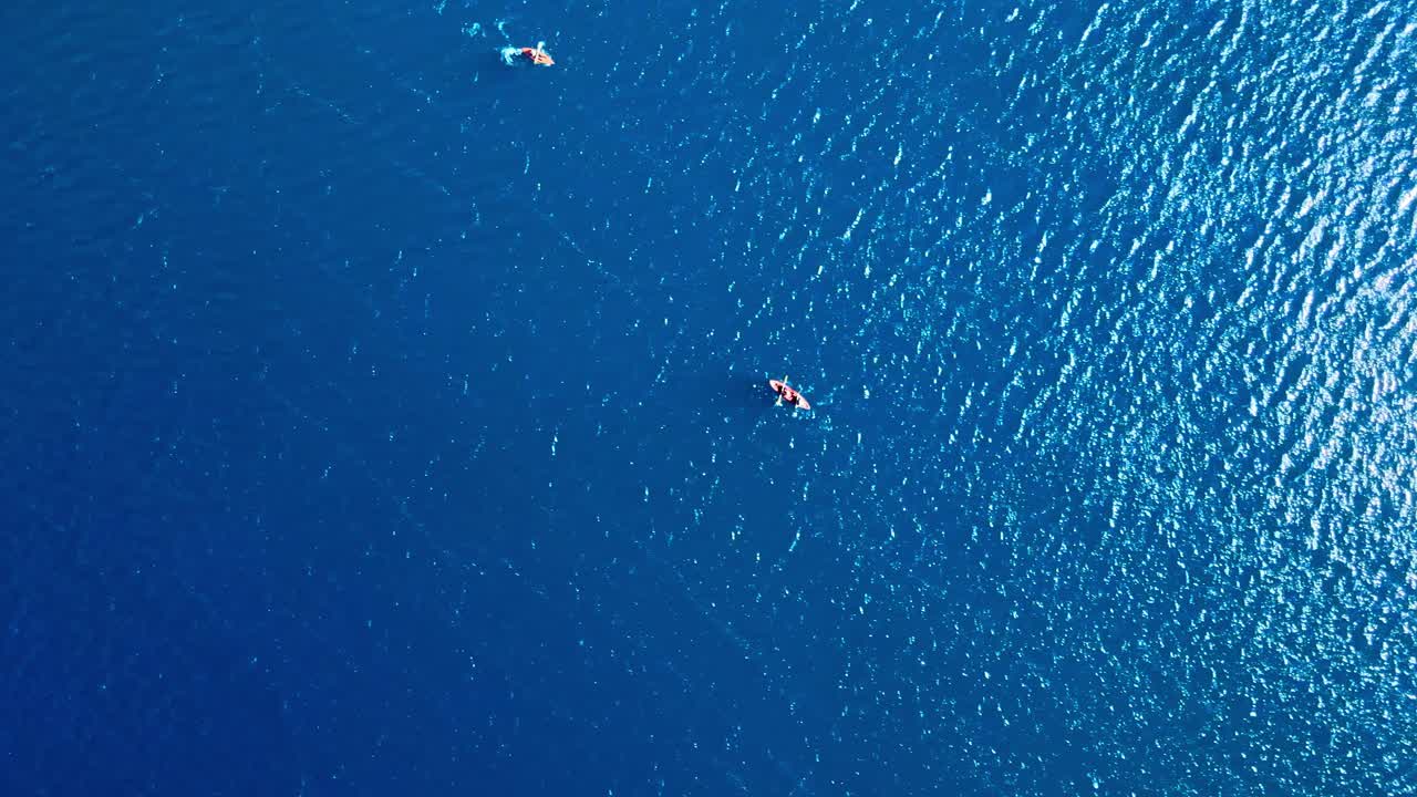 화창한 날, 칠레 안데스 산맥에 푸른 물이 있는 라구나 델 잉카에 있는 카약 한 쌍의 오버헤드 공중 전망