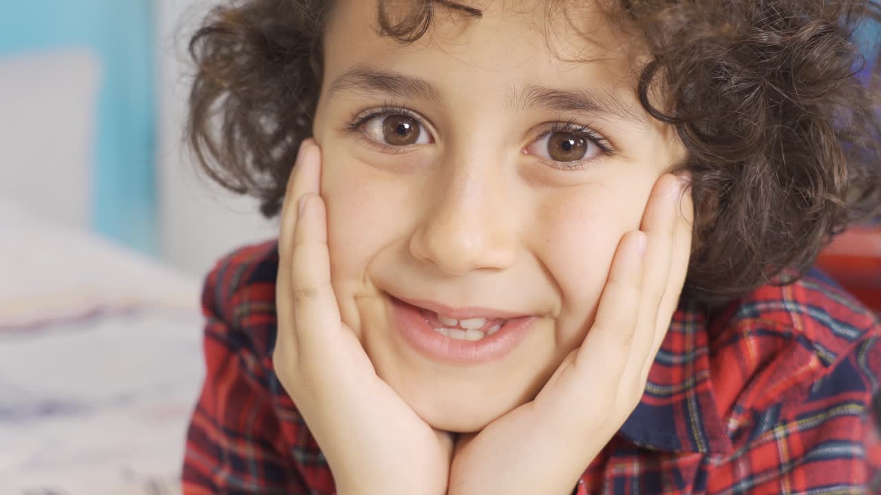 chico feliz guiñando el ojo mirando a la cámara.