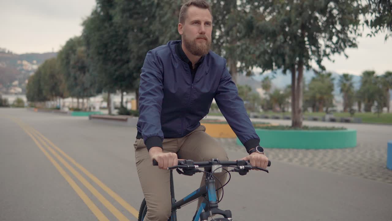 도시 거리에서 자전거를 타고 있는 남자