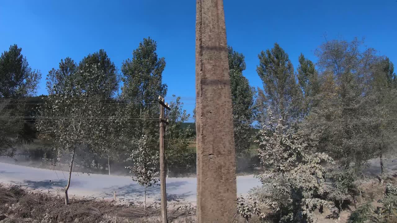 un automóvil acelera a lo largo de una carretera en el campo norcoreano