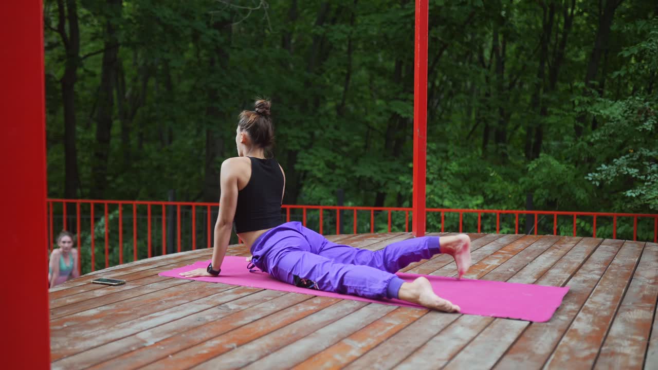 mujer practicando yoga al aire libre en un parque