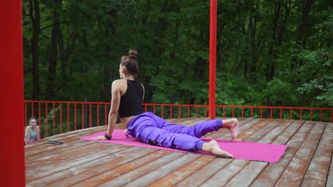 mujer practicando yoga al aire libre en un parque