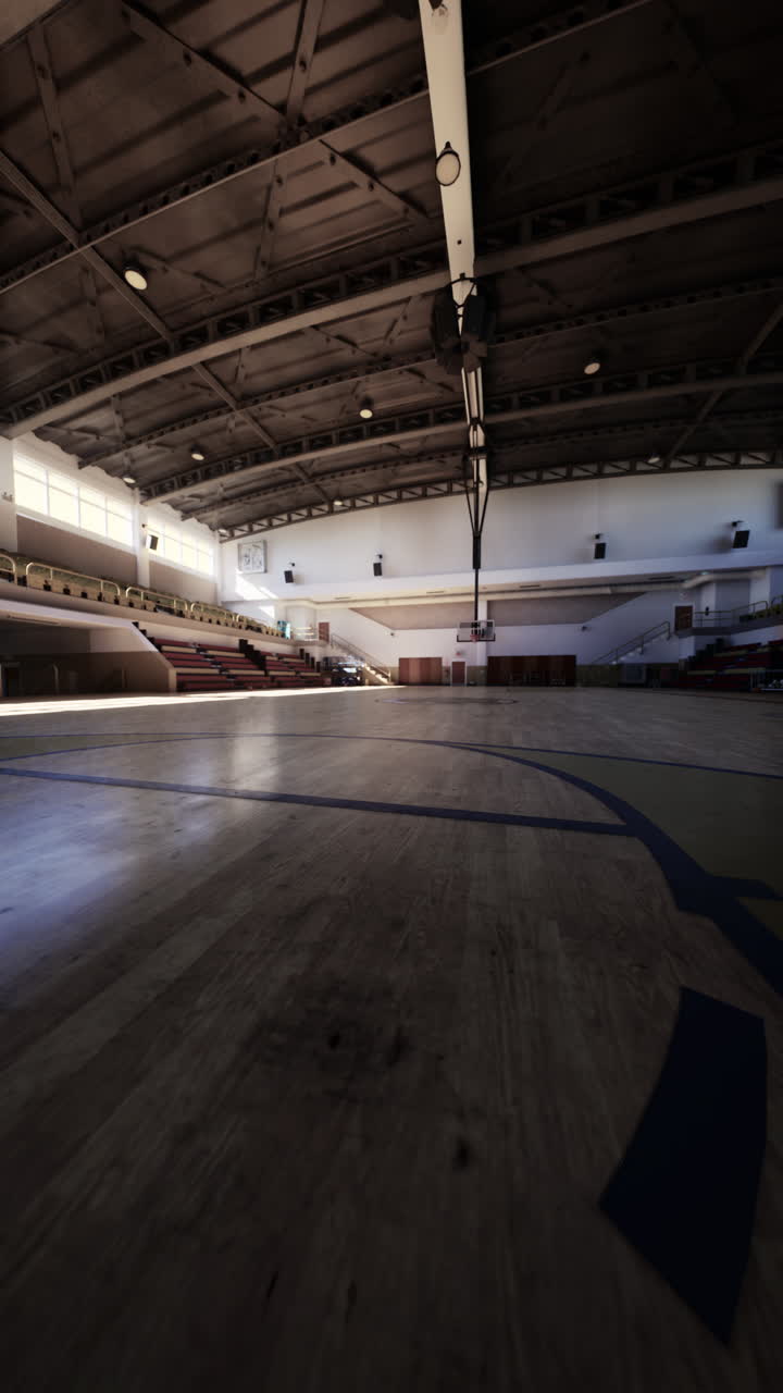 una cancha de baloncesto vacía.