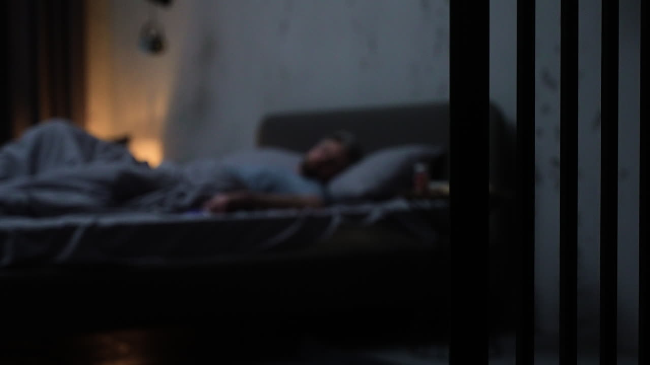 밤에 침실에 있는 남자