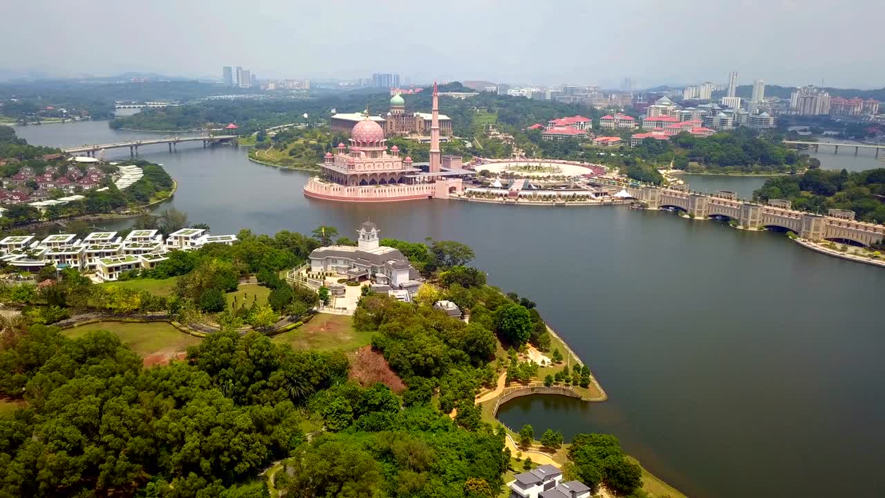 vista aérea de la mezquita de putra con diseño de paisaje de jardín y el lago putrajaya, putrajaya. la atracción turística más famosa de la ciudad de kuala lumpur, malasia