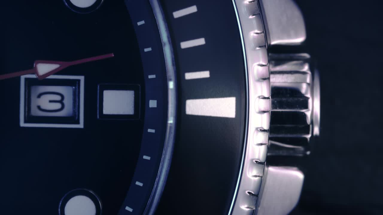 macro disparo de reloj con el paso de la segunda mano. enfoque de la esfera del reloj. cronógrafo o temporizador de cerca. concepto de tiempo. 4k