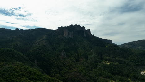 Aerial-view-approaching-the-Witch's-Boulder-peaks-in-El-Chico-National-Park,-Mexico