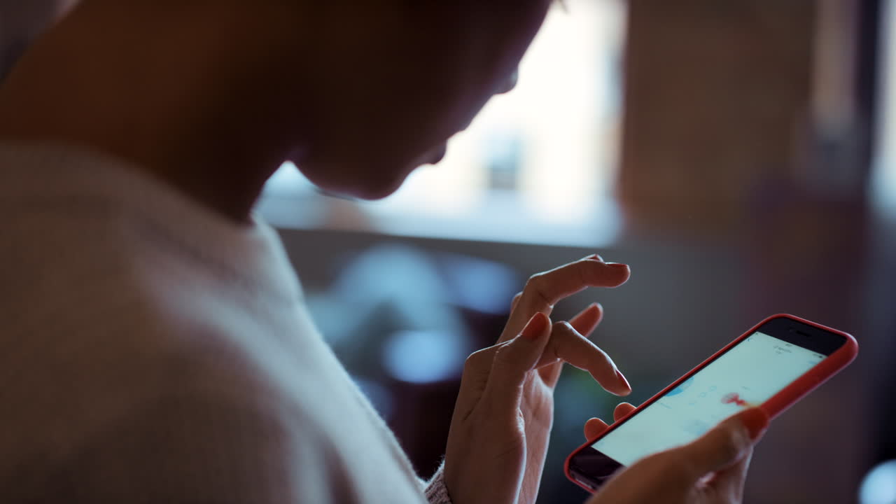 teléfono, financiero o mujer con aplicación bancaria fintech