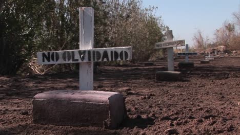 las tumbas están marcadas con carteles que indican que no se olvidan