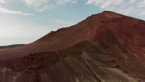volando por una montaña volcánica roja