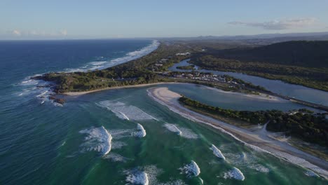 soleil d'été sur la plage de hastings point et le ruisseau cudgera à nsw, australie