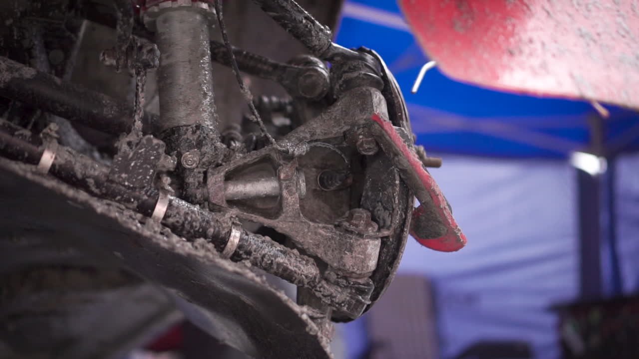 더러운 오프로드 차량 서스펜션