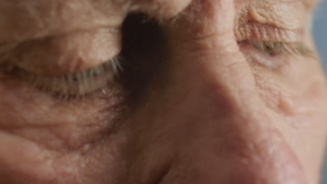 Cerrar-Macro-Ojos-Anciana-Con-Gafas-Vista-Saludable-Concepto-De-Optometría
