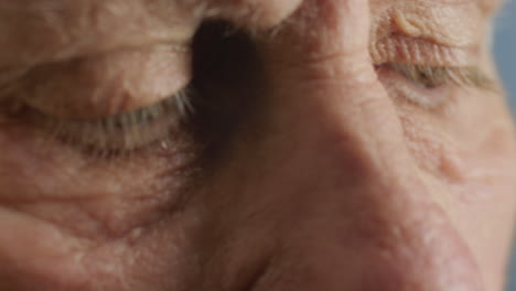 ojos macro de cerca anciana con gafas visión sana concepto de optometría