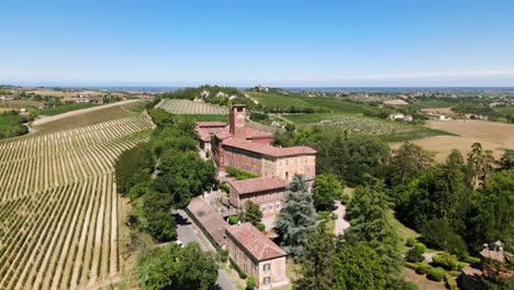 hermoso viejo castillo de uviglie cerca de casale monferrato en italia