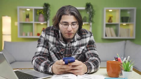 Amazed-young-man-using-smartphone.