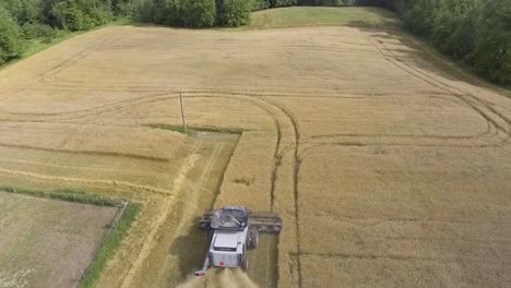 Luftaufnahme,-Die-In-Zeitlupe-über-Mähdrescher-In-Ländlicher-Umgebung-Fliegt