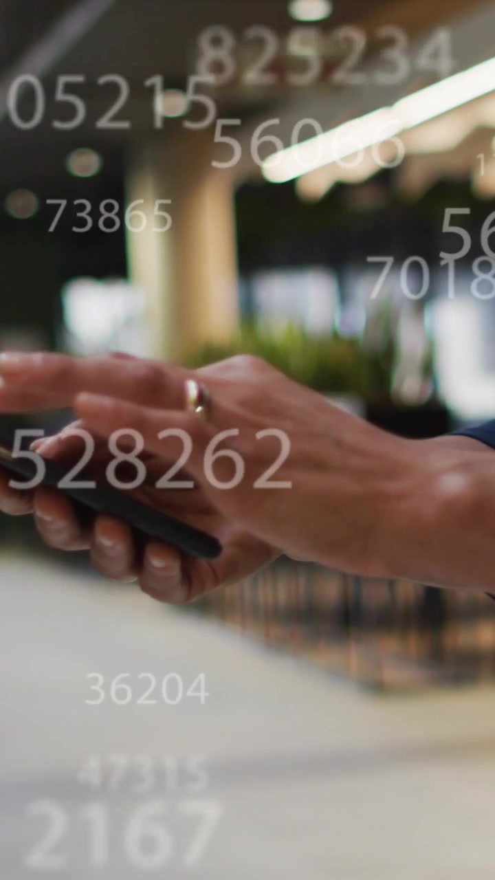 Video verticale: Donna che tocca il telefono al bancone, causando una sovrapposizione numerica e controllando i dati aziendali.