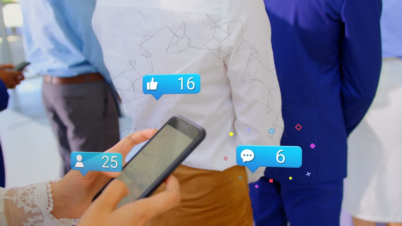 비즈니스 컨퍼런스에서 스마트폰을 사용하는 여성의 중간 섹션에 대한 소셜 미디어 아이콘의 애니메이션