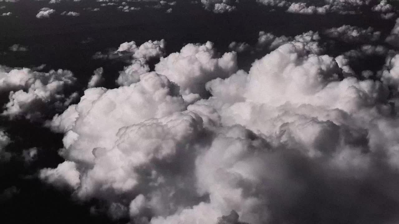 formación de nubes desde el cielo en blanco y negro