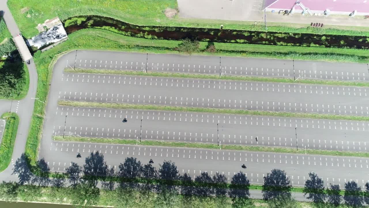 주차장 에서 연습 하는 모터사이클리스트 의 드론  ⁇