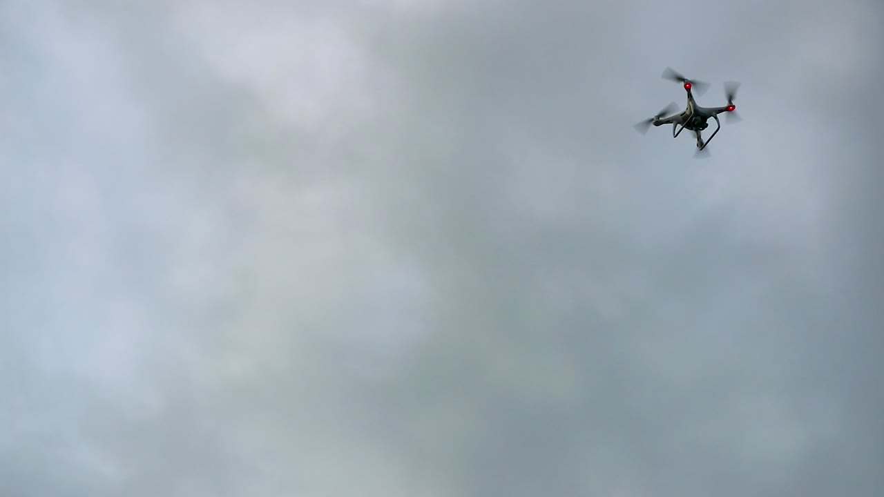 drone volando en el aire, cámara lenta, toma amplia