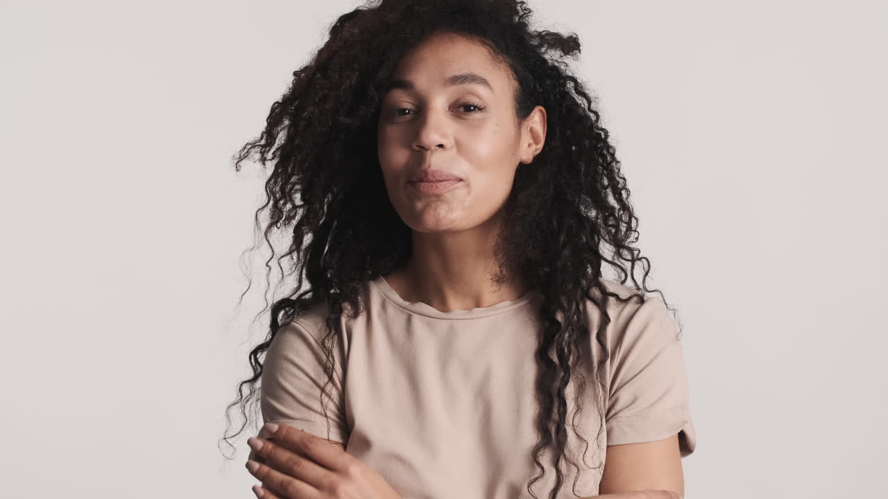 una mujer afroamericana sobre un fondo blanco.