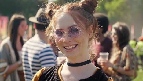 mooie vrouw op het muziekfestival.