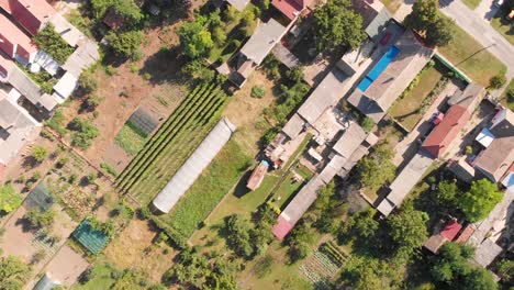 Imágenes-Aéreas-De-Aves-No-Tripuladas-De-La-Aldea-Con-La-Industria-Agrícola-De-La-Casa-Verde