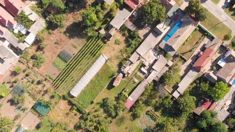 imágenes aéreas de aves no tripuladas de la aldea con la industria agrícola de la casa verde
