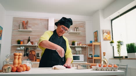 Cocinar-Espolvoreando-Un-Trozo-De-Masa-Con-Harina