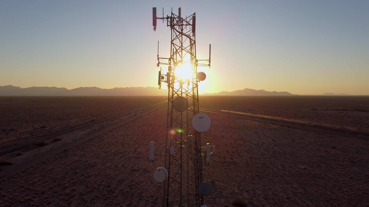 Aereo: Torre cellulare al tramonto nel deserto dell'Arizona. Ripresa in movimento attorno alla torre