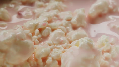 queso cottage y leche fresca yogur y (yogur, yogur, kéfir, ayran, lassi) en vaso con bayas frutas, probiotico bebida láctea fermentada en frío, sabroso desayuno..