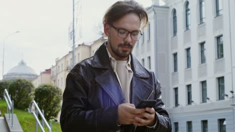 hombre usando un teléfono inteligente en la ciudad