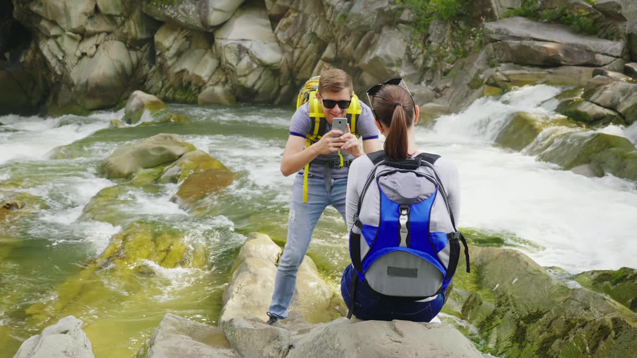 una hermosa cascada en las montañas agua que fluye sobre las rocas