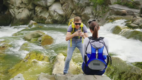 una hermosa cascada en las montañas agua que fluye sobre las rocas