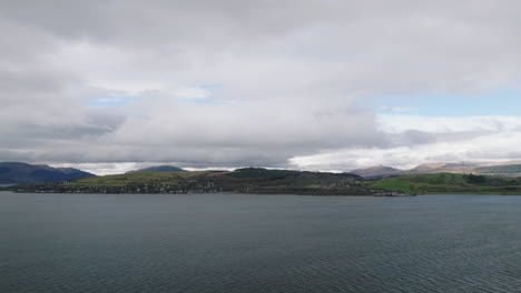 kilcreggan, escocia en un día de viento sobre el río clyde lento descenso