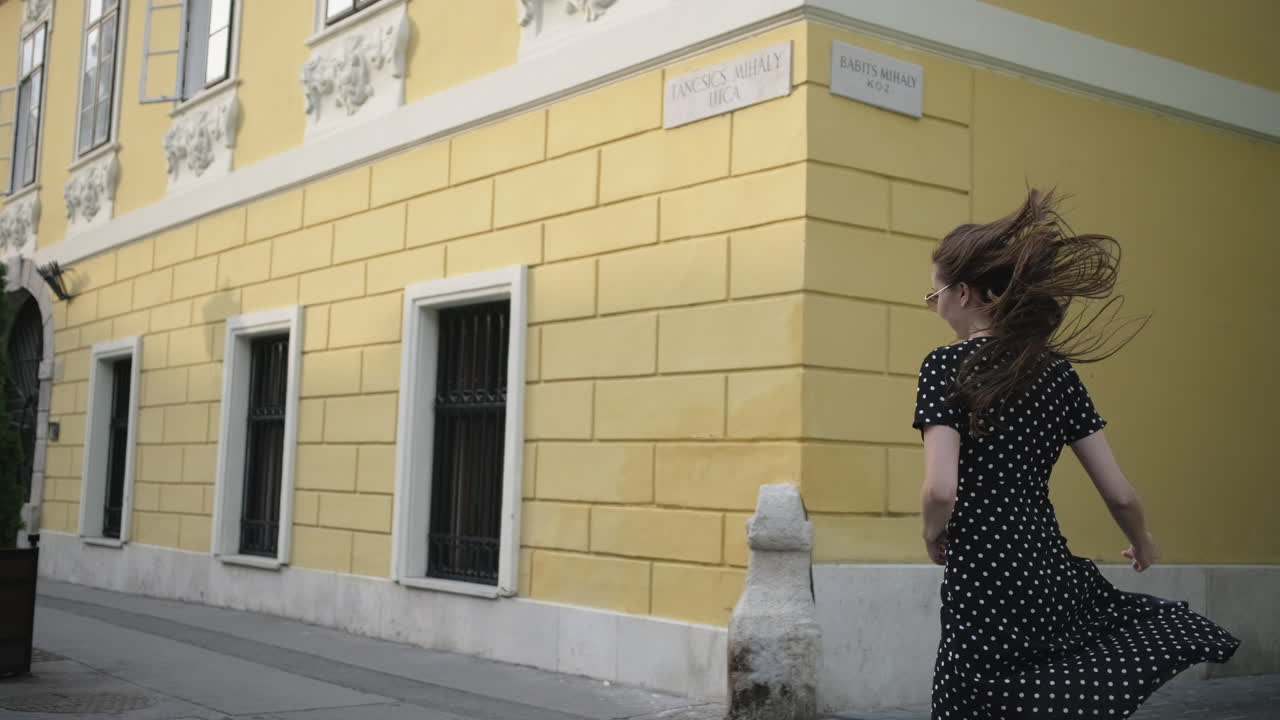 mujer caminando por una calle de una ciudad europea