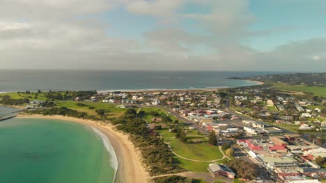 Atemberaubender-Schuss-Von-Apollo-Bay-An-Einem-Sonnigen-Tag,-Australien