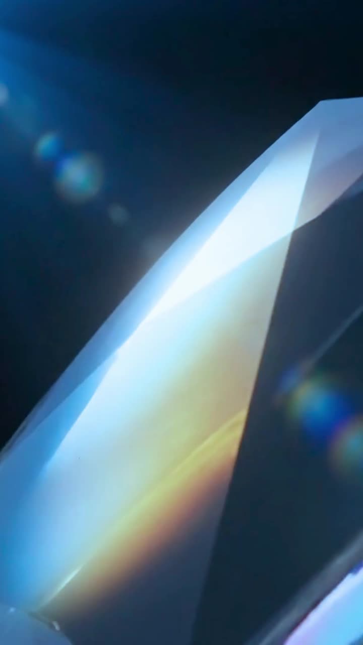 Cristal Abstracto Giratorio con Refracción de Luz y Colores del Arcoíris