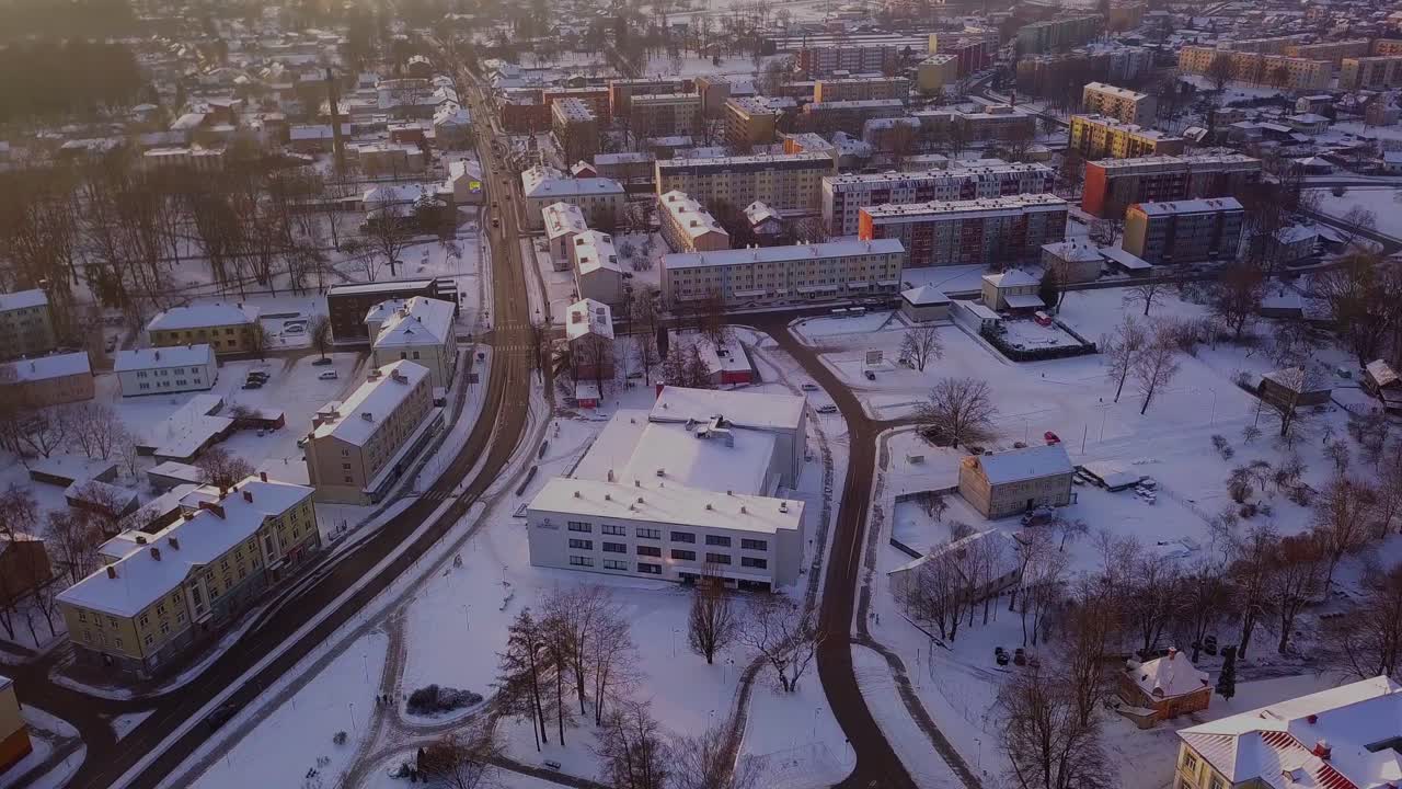 Flyvende over den historiske by Valmiera, Letland om vinteren.