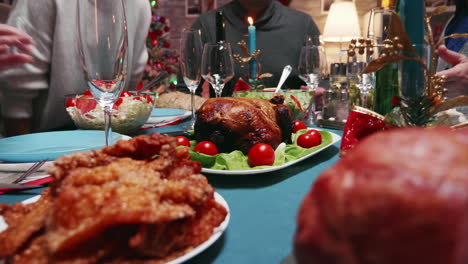 mujer con delicioso pollo para su gran familia