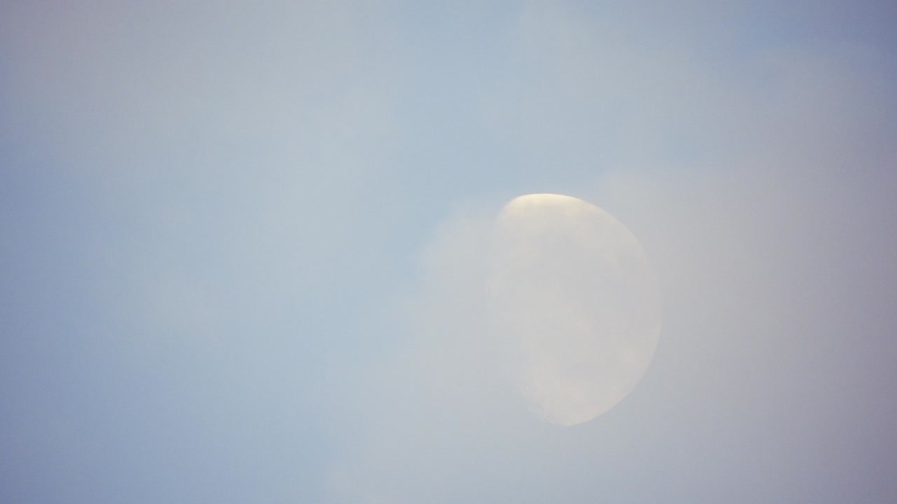 구름과 함께 밤의 달 실시간 4k 비디오 검은 하늘의 달 밤의 달을 지나가는 구름 구름의 날씨와 함께 밤의 하늘