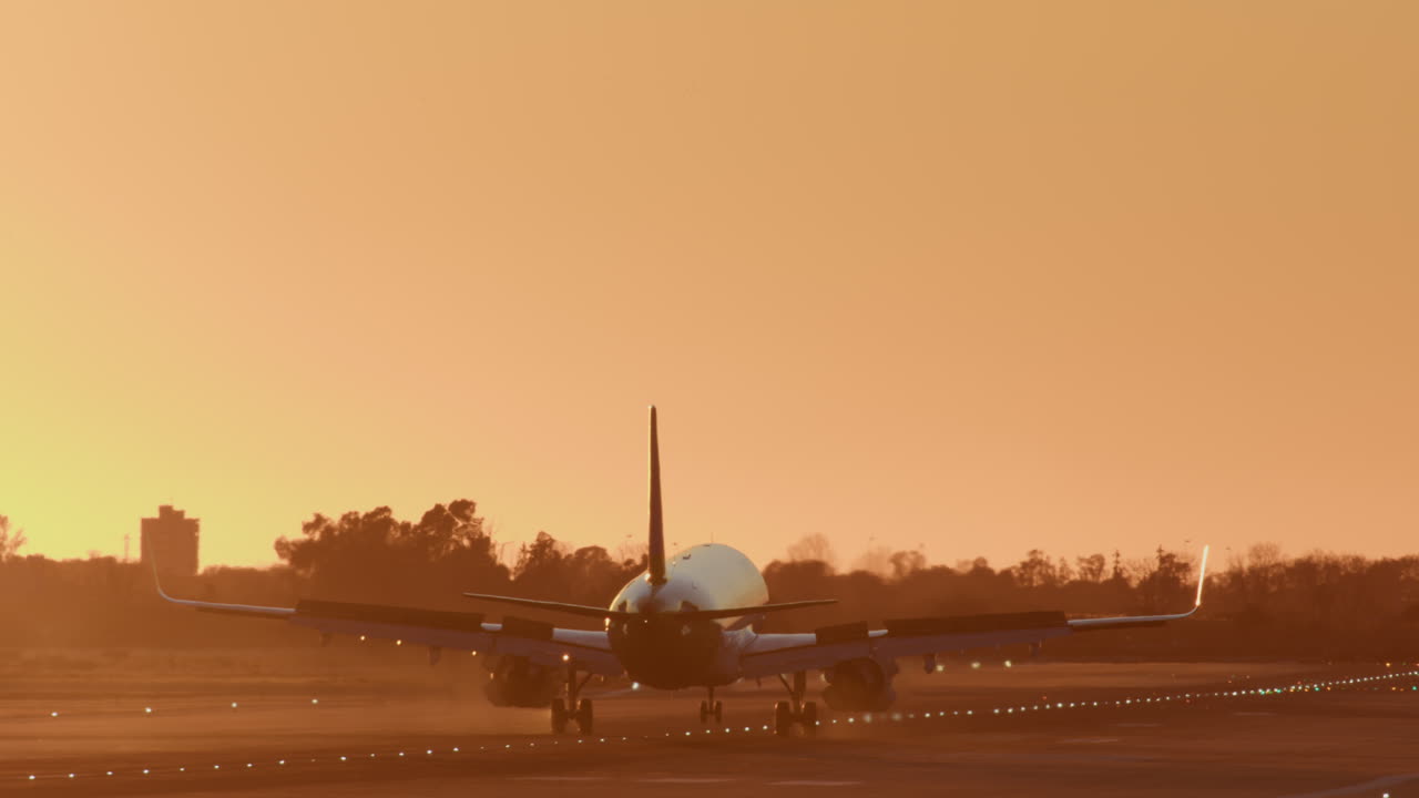 aterrizaje del avión al atardecer