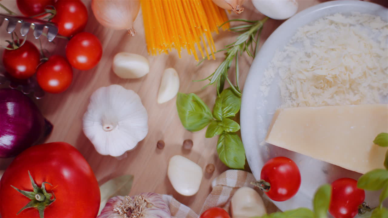 ingredientes de alimentos frescos en la mesa de madera en la cocina