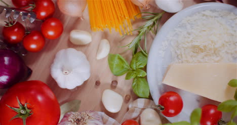 ingredientes de alimentos frescos en la mesa de madera en la cocina