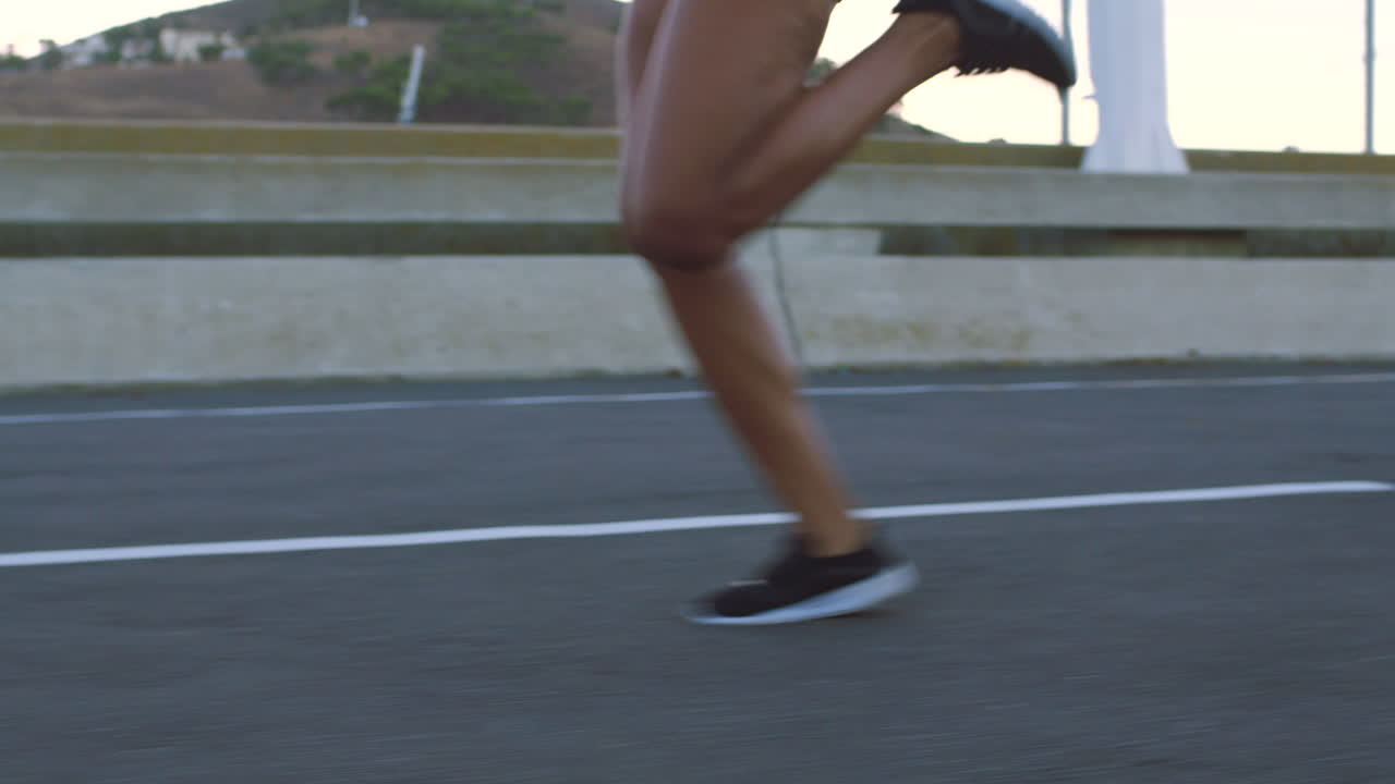 mujer corriendo en un puente de la ciudad