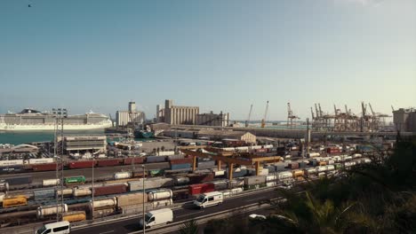 paisaje urbano del puerto con barcos y carga