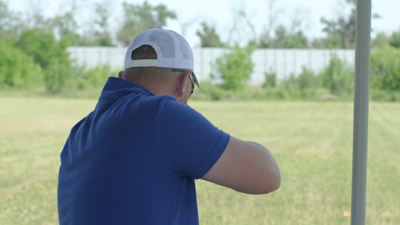 스포츠맨이 이중 배럴 건으로 총을 고, 슈팅 테스트를 위한 스포츠 경기장은 날아다니는 스케이트를 고 있습니다.